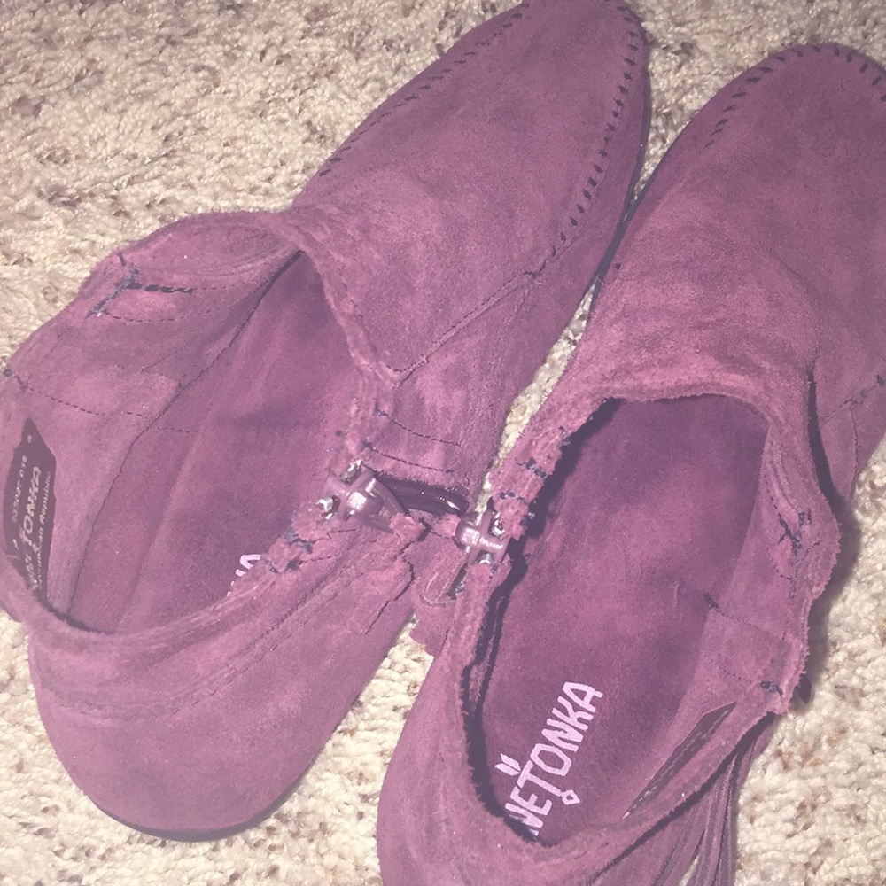 BARELY USED MINNETONKA MOCCASINS SIZE 9